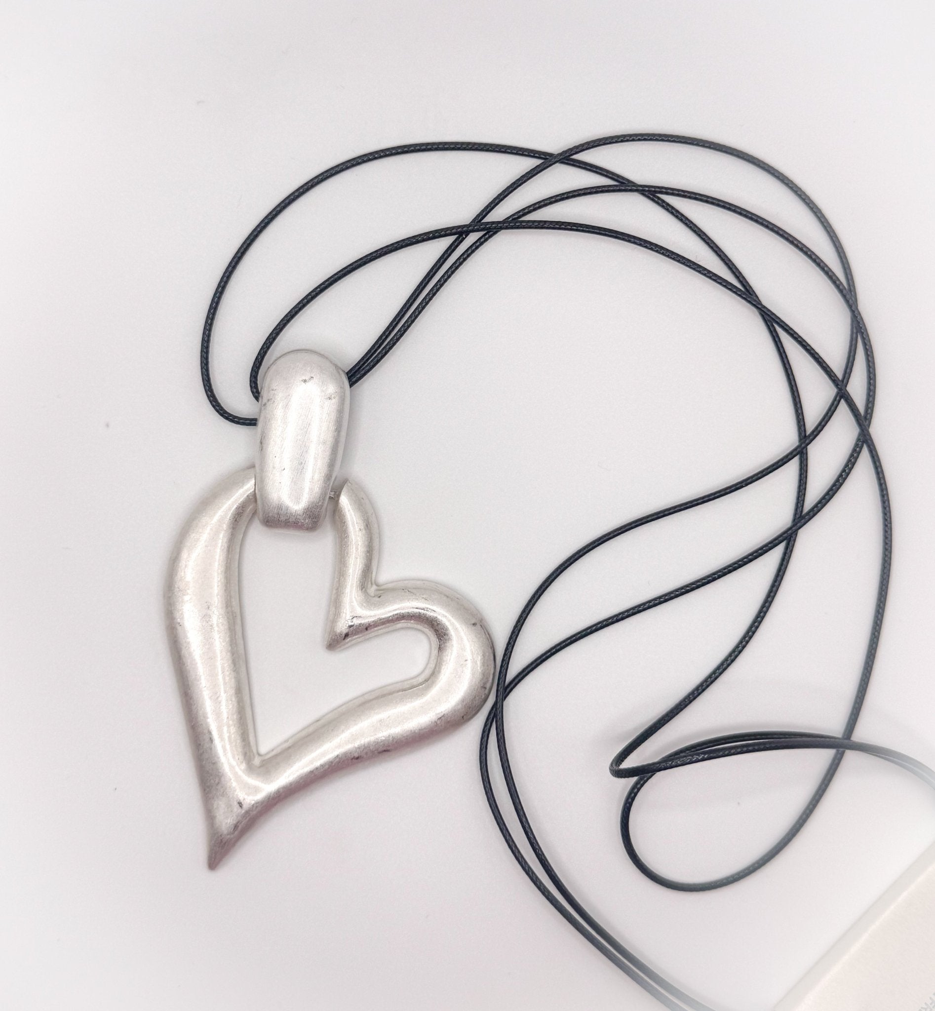 Sculpted Heart Necklace - Blissful Boutique